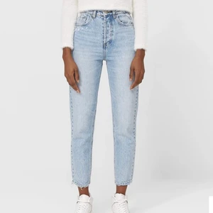Stradivarius jeans - Ljusblåa mom jeans från stradivarius i storlek 34. Säljer då de blivit för små. De är i fint skick💕