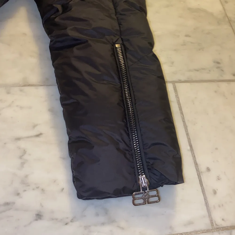 Balenciaga puffer jacket i nyskick som är varm, bekväm och perfekt till vintern!!🤩👌 (FAKE)                                                                    Anledning till försäljning: För liten i storlek                              Originalpris: 2500kr                                                                      Nypris: 700kr.                                                                            (A-kopia). Jackor.