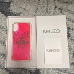 KENZO mobilskal för iPhone x/xs  - Nästan helt oanvänt kenzo skal som har vatten i sig, haft skalet i ungefär 6 månader, säljes pg av ny telefon 