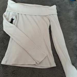 Cream vit storlek xs/s - Off shoulder tröja. 