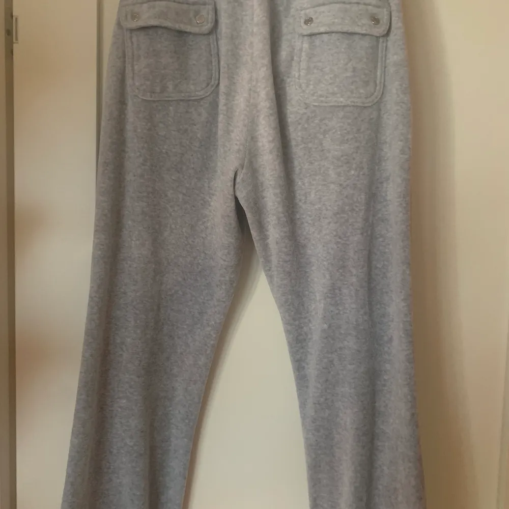 Säljer mina juicy byxor i färgen gray marl. De är i storlek S och skulle säga att de passar S-M. . Jeans & Byxor.