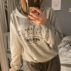 Hoodie strl S - En ge hoodie från SHEIN, trycket på tröjan är i bra skick och även resten av tröjan. Sitter bra men även så är den lite oversized. Dock ganska tunt material. Strl xs/s typ.