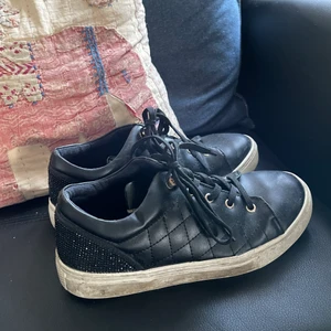 Sneakers - Ett par snygga svarta sneakers från Guess i storlek 38