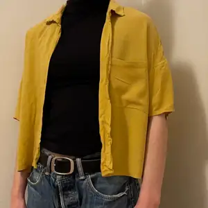 En söt, gul, kort skjorta! I storlek S. Säljer för att den inte kommit till användning💛