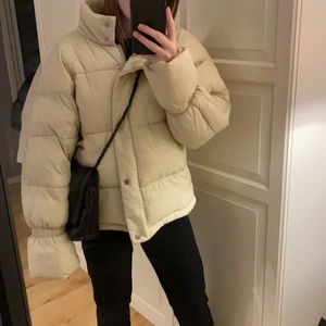 Beige jacka från NA-KD - En beige jacka från NA-KD. Den är kör begagnad men i fint skikt. Den kommer inte till användning. Storlek 36. Säljs för 200 kr + frakt.