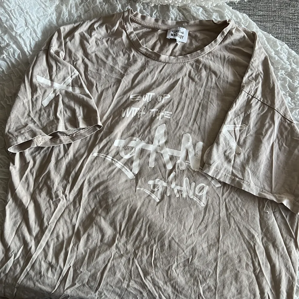 oversize T-shirt från RIBECKA X MADLADY, storlek XL. Ljusbeige med tryck på ärmarna och bröstet. . T-shirts.