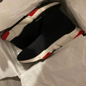 Speedtrainers  - De är i bra skick, skulle säga 8-9/10.  Storlek 46  Pris 3500 kr Nypris 7200 kr Box, dustbag, kvitto medföljer Fråga för fler bilder