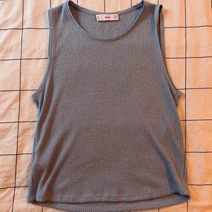 Topp - En fin topp i blå med ribbat material 