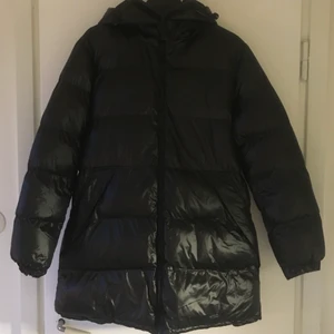 Svart kacka från boohoo - Jacka från boohoo med avtagbar huva, helt ny oanvänd.