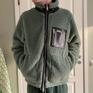 Axel Arigato Jacka - Axel Arigato Mica Jacka, Sample - finns bara 1! Färg representeras bäst på andra bilden. Storlek M, sitter perfekt på modellen som är 185cm så blir härligt oversize för kortare. 