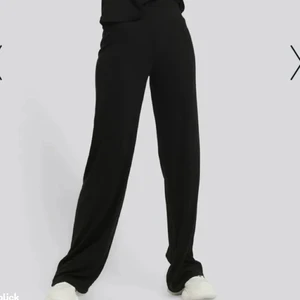 Ribbade byxor - Jättefina byxor från NA-KD i ribbat material, som kan användas både som mjukis och i vardag. Köpta förra året men aldrig använda (prislapp fortfarande kvar) då de är för korta för mig som är 172cm. Kan mötas upp i Sthlm eller frakta. (Bilder tagna från hemsidan)