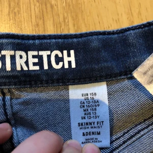 H&M Super stretch blåa jeans - Blå fina jeans från H&M storlek 158 till salu. Använda några få gånger. Ca 70cm i midjan. Strechiga och passar alla.