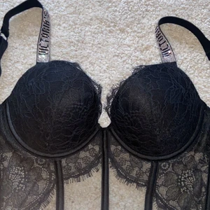 Victoria secret korsett bh  - Helt oanvänd supeeeerr snygg  victoria secret korsett bh och bara testade men tyvärr för stor för mig. Pris 300 men går att diskutera. Kunden står för frakten.