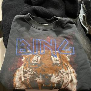 Supersnygg sweatshirt med tryck från Anine Bing i storlek 34