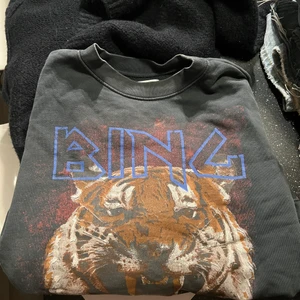 ANINE BING sweatshirt - Supersnygg sweatshirt med tryck från Anine Bing i storlek 34