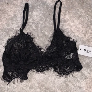 LACE STRAP BRA - Spets-behå, strl. XXS men passar även en XS. Säljes då den inte passade mig och inte hann skickas tillbaka. Knäpps med ”hakar” som på vanliga bh-ar och har 3 olika lägen att spännas i. Assnygg under tex en skjorta. Eventuell frakt betalas av köparen!