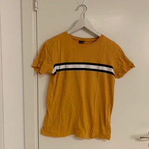 Senapsgul t-shirt från Gina Tricot - Senapsgul t-shirt från Gina Tricot i strl S som är i fint skick. Tryck fram. 