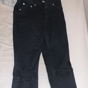 Lager 157 - Svarta högmidjade jeans med hål på knäna. Använda ett fåtal gånger. Storlek S , modell Snake