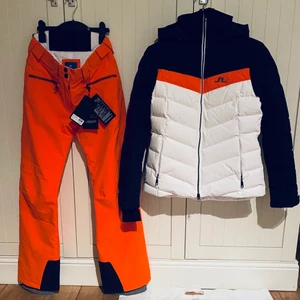 J Lindberg Skid jacka och byxor  - PEREKT JULKLAPP!Sjuuukt snyggt oanvänt J Lindberg skid set i storlek S, köptes för 5000kr för båda delarna och säljer båda tillsammans för 3500! Fler bilder finns och kan mötas upp samt posta, säljer för att jag själv har ett likadant och fick detta i present 🥰❤️❤️❤️