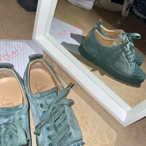 Christian Louboutin Suede Spiked  - Skorna är i storlek 42. Sjukt sköna och välskötta skor! Skulle säga dom är i skicket 7-8/10 då man ser en viss användning av skorna. Skornas original pris är ca 7 tusen 