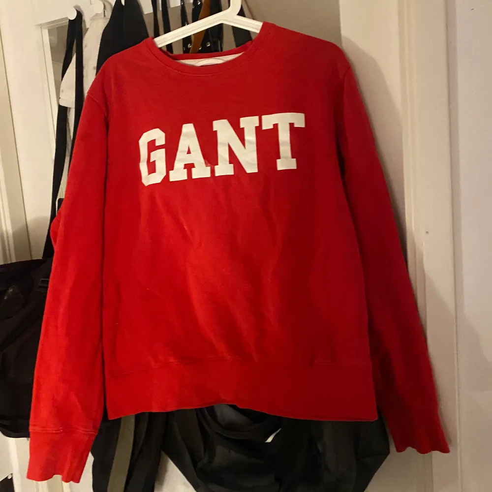 Skit snygg röd äkta Gant sweatshirt. Använd ca. 3 gånger och är i jätte bra skick. Storlek M men passar även S och L. Köparen står för frakt💕. Tröjor & Koftor.