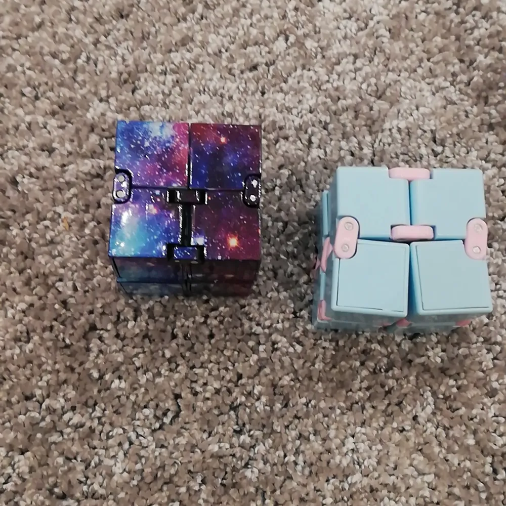 Två styckna fidget cubes. De kostar 12 tillsammans. . Övrigt.