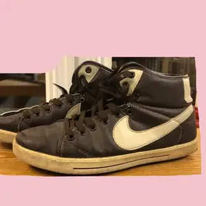 Oklart om dom är äkta men skit snygga Nike skor! Vintage skick, utseende och Bruna. Storlek 42. Kan skicka närmare bild om någon är intresserad av om dom är äkta eller inte för vet helt ärligt inte riktigt själv:)