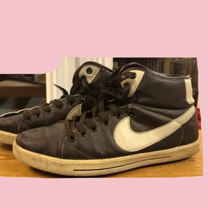Nike? Coola skor - Oklart om dom är äkta men skit snygga Nike skor! Vintage skick, utseende och Bruna. Storlek 42. Kan skicka närmare bild om någon är intresserad av om dom är äkta eller inte för vet helt ärligt inte riktigt själv:)