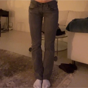 Gråa levis lågmidhade - Använda fåtal gånger lappen där bak är lite sönder men inget man tänker på