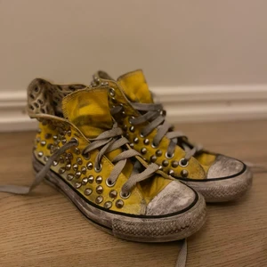 Converse AllStar Gula Med Nitar - Dessa gula converse med nitar säljer jag nu för ett väldigt lågt pris. Skorna är missfärgade på många ställen men alla nitar sitter där dem ska och inget är sönder. Väldigt vintage och svincoolt, funkar till allt.