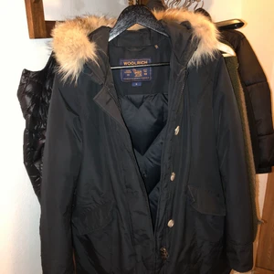 Woolrich - Säljer min fina woolrich! Inga defekter eller dylikt på den! Superskön och passar mig som är en M/S!  Pris går att diskutera. Kan mötas i Lund eller Göteborg, samt frakta då står köparen för frakten! 