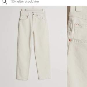 Nyinköpta beiga jeans från Gina tricot som är helt oanvända. Passar i längd för de som är 155-160 ungefär och är i storlek 30 i petite (som betyder extra litet). De säljs för 250 (orginalpris 600kr)💕