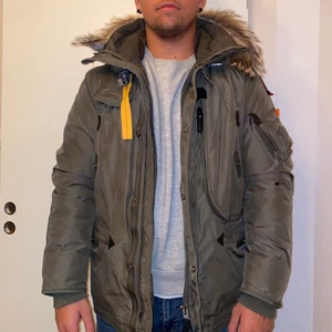 Parajumpers vinterjacka - Hej du! Just nu säljer vi denna ursnygga gröna jackan! Den passar perfekt som gåva till både dig och till någon annan. Jackan är mörkgrön och är rätt lång. Den har en jättefin avtagbar päls samt Luva! Mannen är 190cm. Nypris 9000kr. Pris kan diskuteras!!