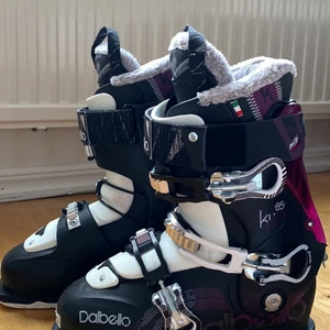 Pjäxor - Ett par pjäxor från Dalbello, modell Kyra 85, i strl 37/38. Storleken kan justeras något för att passa länge även om foten växer. Använda sparsamt i 3 säsonger då jag mest åker snowboard, mycket fint skick. Nypris - 3500 kr. 