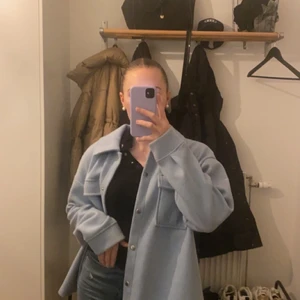 Ljusblå jacka - Jätte fin ljusblå tunnare jacka i storlek M, jag har storlek XS-S och denna sitter fint, lite oversized på mig. Knappt använd så i nyskick!