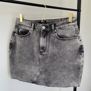 Jeans kjol från BikBok ny med lapp - Lappen är fortfarande kvar och den är helt ny. Storlek 40