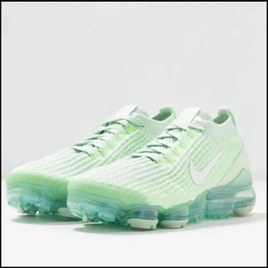 Nike air vapormax flyknit - Använda 2-3 ggr, storlek 39 men lite små i storleken. Nypris 2200. Köparen står för frakt 