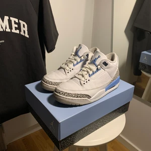 Air Jordan 3 retro UNC  - Air jordan 3 retro UNC ljusblå i väldigt fint skick. Allt orginal finns, storleken är 40.5. Varma och sköna som passar både herr och dam. Bara att buda om ni har fler frågor!