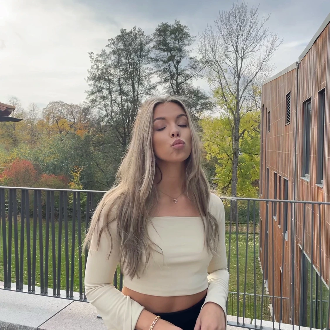 Beige croppad topp med volangärmar