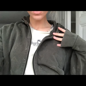 Georgi Armani Zip - Cool Georgi Armani Zip. Säljer då den tyvärr inte kommit till användning. Möts på södermalm