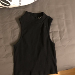 halterneck topp - helt ny