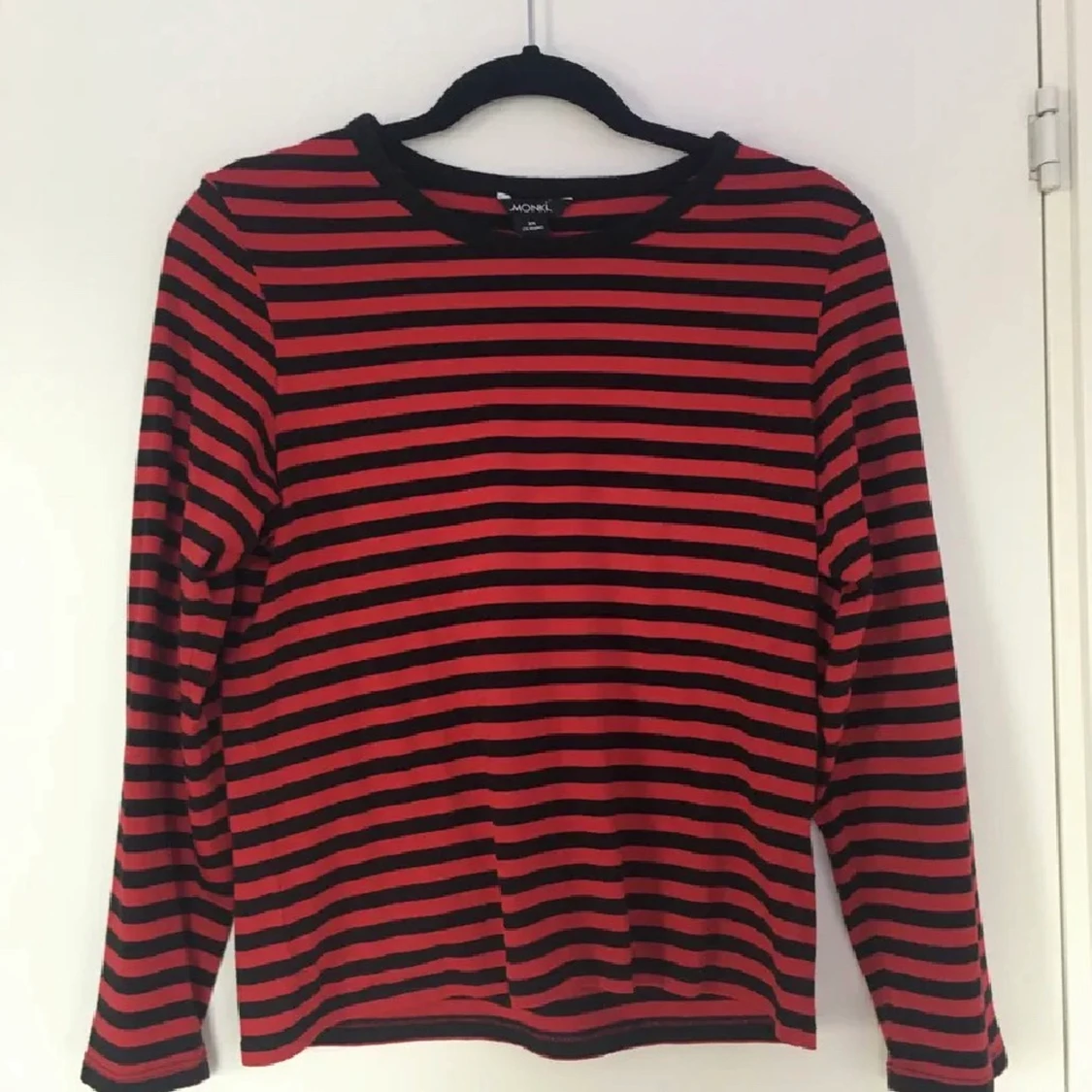 Svart och röd randig tröja i strl s - 90