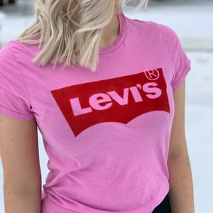 Levis t-shirt - Du hittar mer information på vår instagram, @Uniwear_uf💕(svarar både här och i dm)