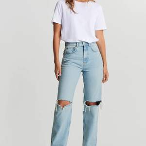(Lånade bilder)Helt nya jeans ifrån Gina tricot som endast är testade! Köpte för 499kr och säljer för 170kr! Kom dm för frågor!!
