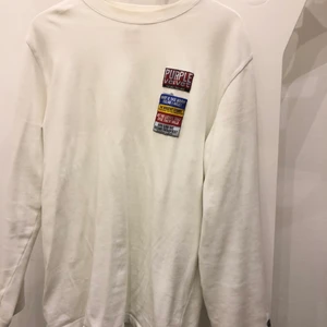 Eytys tröja  - Supersnygg långärmad vit tröja från Eytys, detaljer längst ner på armen samt på bröstet. Små defekter finns - inga tydliga. Stl. S men oversized. 