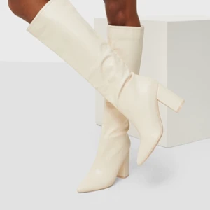 Vita boots  - Superfina vita boots med klack, använda 1 gång! Jättesköna o perfekt höjd 