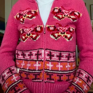 Odd Molly Kofta - Intressekoll på denna stickade kofta från Odd Molly. Gillar verkligen denna så säljer endast vid bra bud! ❤️ frakten ingår inte