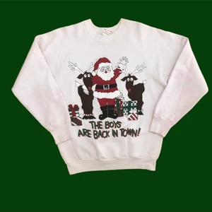 JULTRÖJA!! 🎄🎄 - Säljer denna riktigt snygga jultröjan i storlek Xs/S. Dessvärre har den ganska stora rosa missgärningar, misstänker att den har tvättas fel. Detta har dragit av i priset. Utöver det är den i bra vintage skick. Tveka inte att höra av dig om du undrar något! 🎄💫❤️