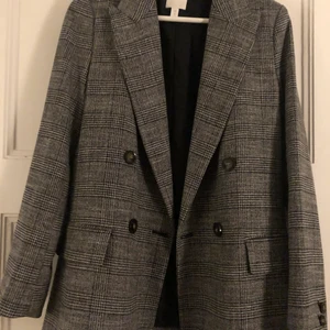 Kavaj strl 36 - Kavaj från hm strl 36, använd endast en gång.