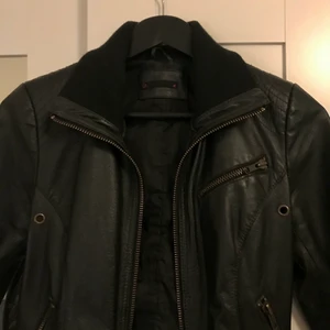 Svart Skinnjacka  - Jättesnygg svart skinnjacka köpt secondhand. Säjer på grund av att den inte kommer till användning! Möts helst upp men kan även franta, då står köparen för frakten :)                               svär den e dunder snälla köp, priset kan diskuteras!! 